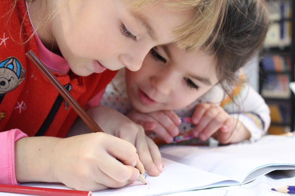 kids girls writing pencil drawing 1093758